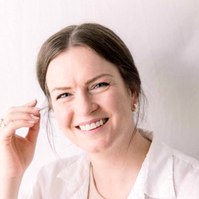 Portrait of woman playing with her hair and smiling at the camera, Emily VanderBeek Photography, Portrait and Family photography, Niagara Photographer, Champlain Photographer, Vaudreuil-Soulanges Photographer, candid photography, authentic photography.