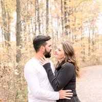 Candid portrait of man and woman hugging each other on fall trail, Emily VanderBeek Photography, Portrait and Family photography, Niagara Photographer, Champlain Photographer, Vaudreuil-Soulanges Photographer, candid photography, authentic photography.