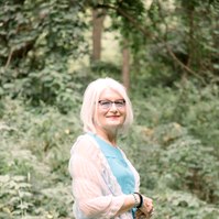 Portrait of woman smiling at the camera on trail, Emily VanderBeek Photography, Portrait and Family photography, Niagara Photographer, Champlain Photographer, Vaudreuil-Soulanges Photographer, candid photography, authentic photography.