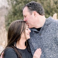 Photo of husband kissing wife on the forehead in a field, Emily VanderBeek Photography, Portrait and Family photography, Niagara Photographer, Champlain Photographer, Vaudreuil-Soulanges Photographer, candid photography, authentic photography.