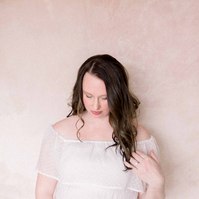 Maternity photo of woman in studio holding her pregnant belly, Emily VanderBeek Photography, Portrait and Family photography, Niagara Photographer, Champlain Photographer, Vaudreuil-Soulanges Photographer, candid photography, authentic photography.