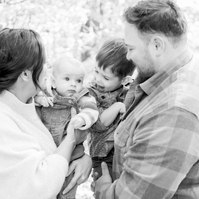 Black and white photo of a family of four. Emily VanderBeek Photography, Portrait and Family photography, Niagara Photographer, Champlain Photographer, Vaudreuil-Soulanges Photographer, candid photography, authentic photography.
