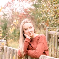 Portrait of woman on a bridge with a beautiful fall background. Emily VanderBeek Photography, Portrait and Family photography, Niagara Photographer, Champlain Photographer, Vaudreuil-Soulanges Photographer, candid photography, authentic photography.