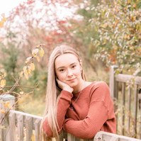 Portrait of woman on a bridge with a beautiful fall background. Emily VanderBeek Photography, Portrait and Family photography, Niagara Photographer, Champlain Photographer, Vaudreuil-Soulanges Photographer, candid photography, authentic photography.