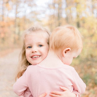 Candid portrait of two sisters hugging each other, Emily VanderBeek Photography, Portrait and Family photography, Niagara Photographer, Champlain Photographer, Vaudreuil-Soulanges Photographer, candid photography, authentic photography.
