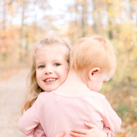 Candid portrait of two sisters hugging each other, Emily VanderBeek Photography, Portrait and Family photography, Niagara Photographer, Champlain Photographer, Vaudreuil-Soulanges Photographer, candid photography, authentic photography.