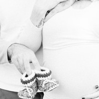 Black and white close up maternity photo of baby bump & little shoes, Emily VanderBeek Photography, Portrait and Family photography, Niagara Photographer, Champlain Photographer, Vaudreuil-Soulanges Photographer, candid photography, authentic photography.