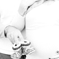 Black and white close up maternity photo of baby bump & little shoes, Emily VanderBeek Photography, Portrait and Family photography, Niagara Photographer, Champlain Photographer, Vaudreuil-Soulanges Photographer, candid photography, authentic photography.