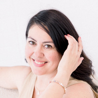 Portrait of woman in studio looking at camera and smiling, Emily VanderBeek Photography, Portrait and Family photography, Niagara Photographer, Champlain Photographer, Vaudreuil-Soulanges Photographer, candid photography, authentic photography.