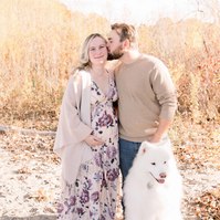 Family portrait of woman holding her belly and husband kissing cheek, Emily VanderBeek Photography, Portrait and Family photography, Niagara Photographer, Champlain Photographer, Vaudreuil-Soulanges Photographer, candid photography, authentic photography.