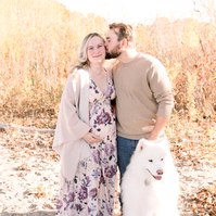 Family portrait of woman holding her belly and husband kissing cheek, Emily VanderBeek Photography, Portrait and Family photography, Niagara Photographer, Champlain Photographer, Vaudreuil-Soulanges Photographer, candid photography, authentic photography.