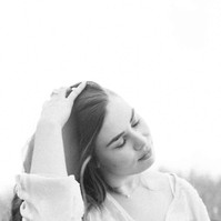 Black and white candid photo of woman playing with her hair on beach, Emily VanderBeek Photography, Portrait and Family photography, Niagara Photographer, Champlain Photographer, Vaudreuil-Soulanges Photographer, candid photography, authentic photography.