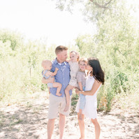 Photo of family young family of five on the beach, Emily VanderBeek Photography, Portrait and Family photography, Niagara Photographer, Champlain Photographer, Vaudreuil-Soulanges Photographer, candid photography, authentic photography.