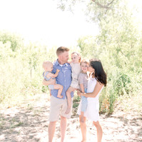 Photo of family young family of five on the beach, Emily VanderBeek Photography, Portrait and Family photography, Niagara Photographer, Champlain Photographer, Vaudreuil-Soulanges Photographer, candid photography, authentic photography.