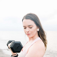Portrait of woman lifting dumbbells on the beach, Emily VanderBeek Photography, Portrait and Family photography, Niagara Photographer, Champlain Photographer, Vaudreuil-Soulanges Photographer, candid photography, authentic photography.