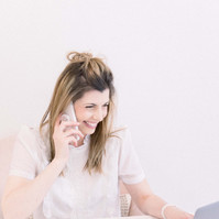 Photo of woman working on computer in studio, Emily VanderBeek Photography, Portrait and Family photography, Niagara Photographer, Champlain Photographer, Vaudreuil-Soulanges Photographer, candid photography, authentic photography.