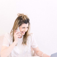 Photo of woman working on computer in studio, Emily VanderBeek Photography, Portrait and Family photography, Niagara Photographer, Champlain Photographer, Vaudreuil-Soulanges Photographer, candid photography, authentic photography.