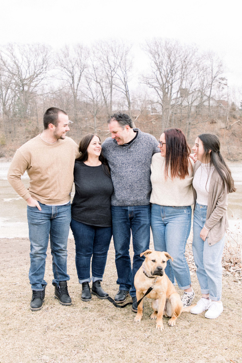 Photo of family of five plus dog on the beach, Emily VanderBeek Photography, Portrait and Family photography, Niagara Photographer, Champlain Photographer, Vaudreuil-Soulanges Photographer, candid photography, authentic photography.