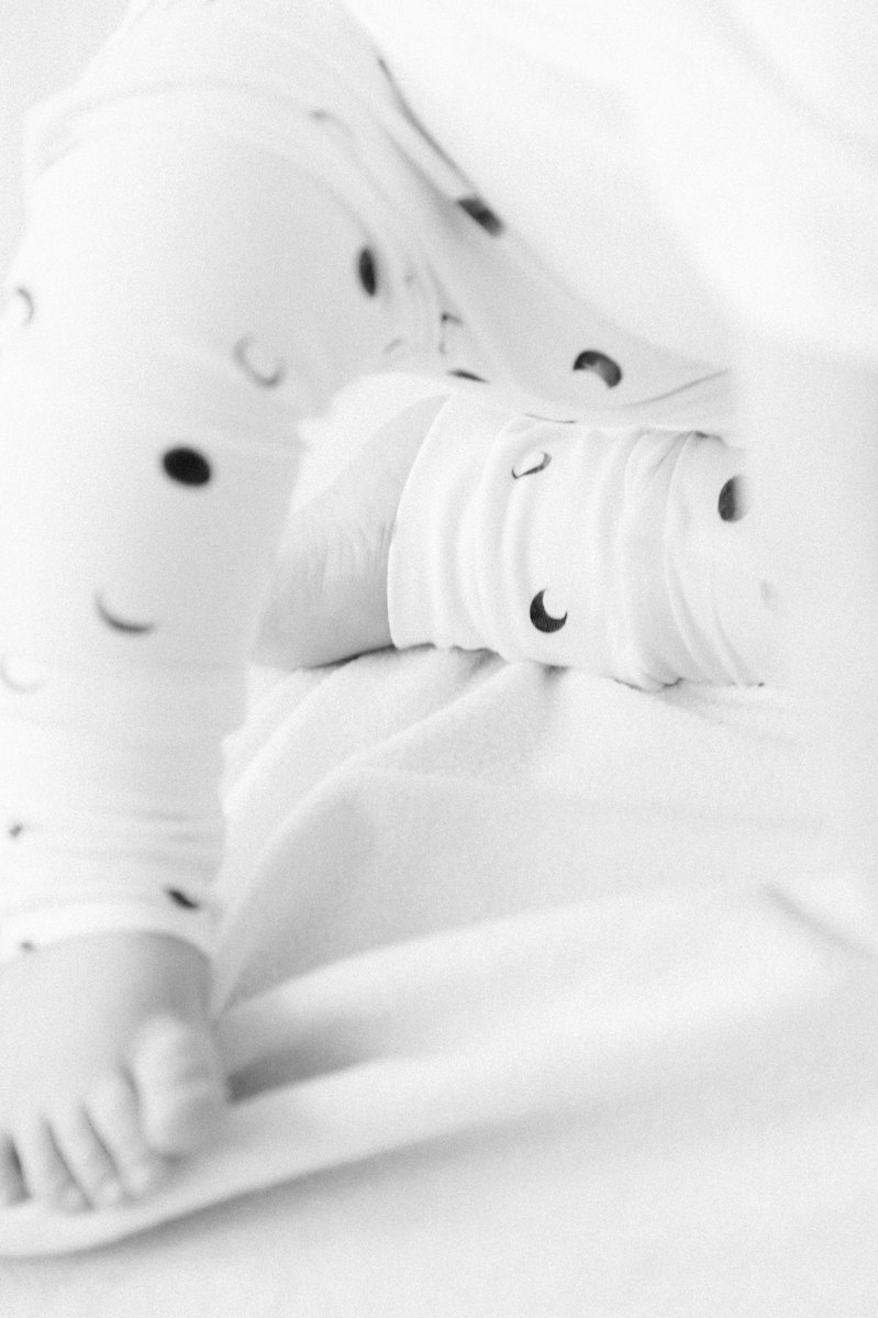 Black and white detail photo of baby toes, Emily VanderBeek Photography, Portrait and Family photography, Niagara Photographer, Champlain Photographer, Vaudreuil-Soulanges Photographer, candid photography, authentic photography.