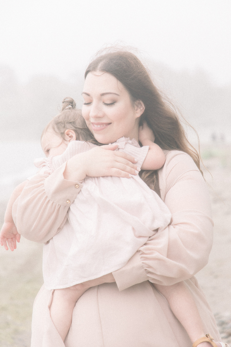 Candid portrait of mother holding little girl, Emily VanderBeek Photography, Portrait and Family photography, Niagara Photographer, Champlain Photographer, Vaudreuil-Soulanges Photographer, candid photography, authentic photography.