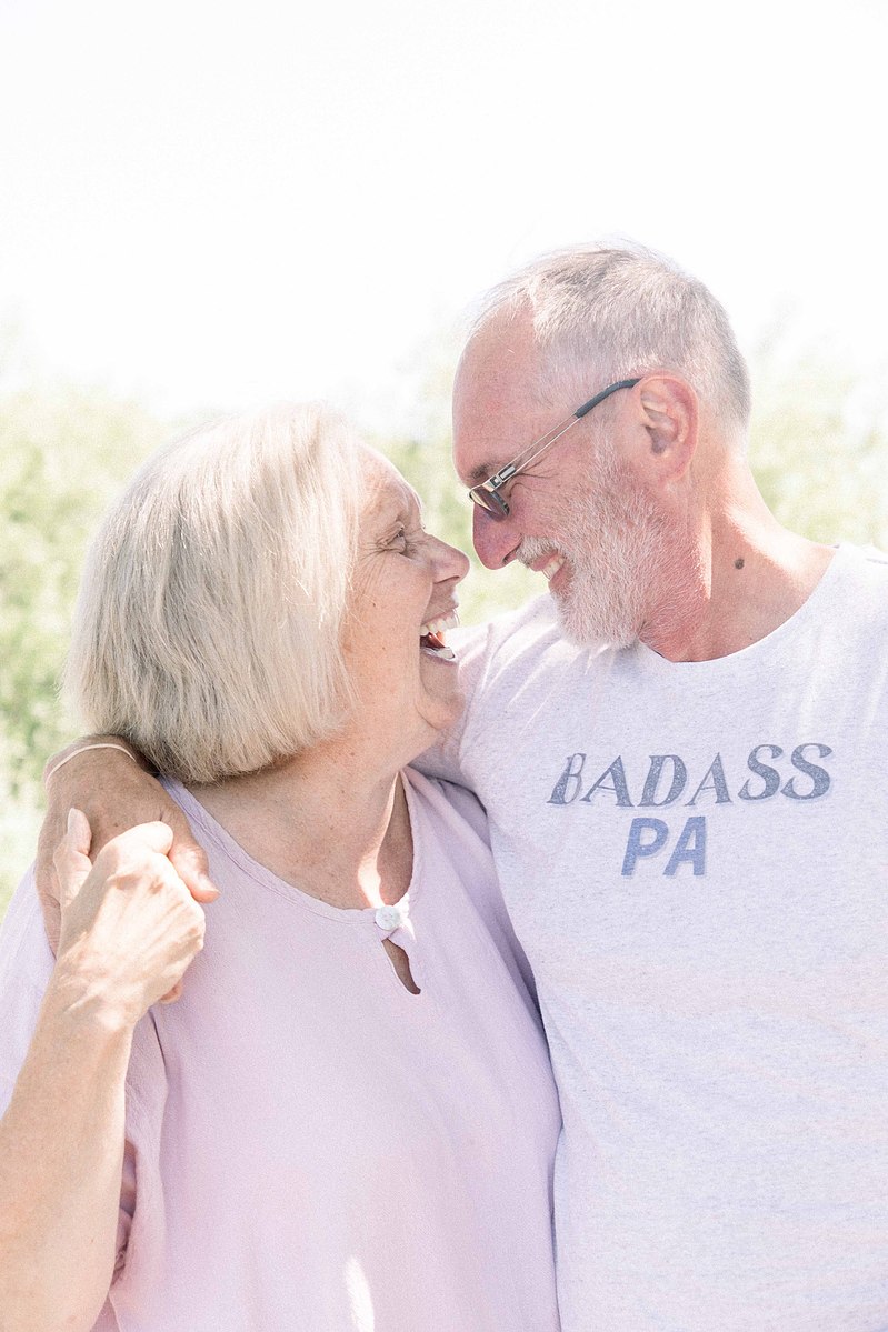 Portrait of husband and wife looking at each other smiling, Emily VanderBeek Photography, Portrait and Family photography, Niagara Photographer, Champlain Photographer, Vaudreuil-Soulanges Photographer, candid photography, authentic photography.