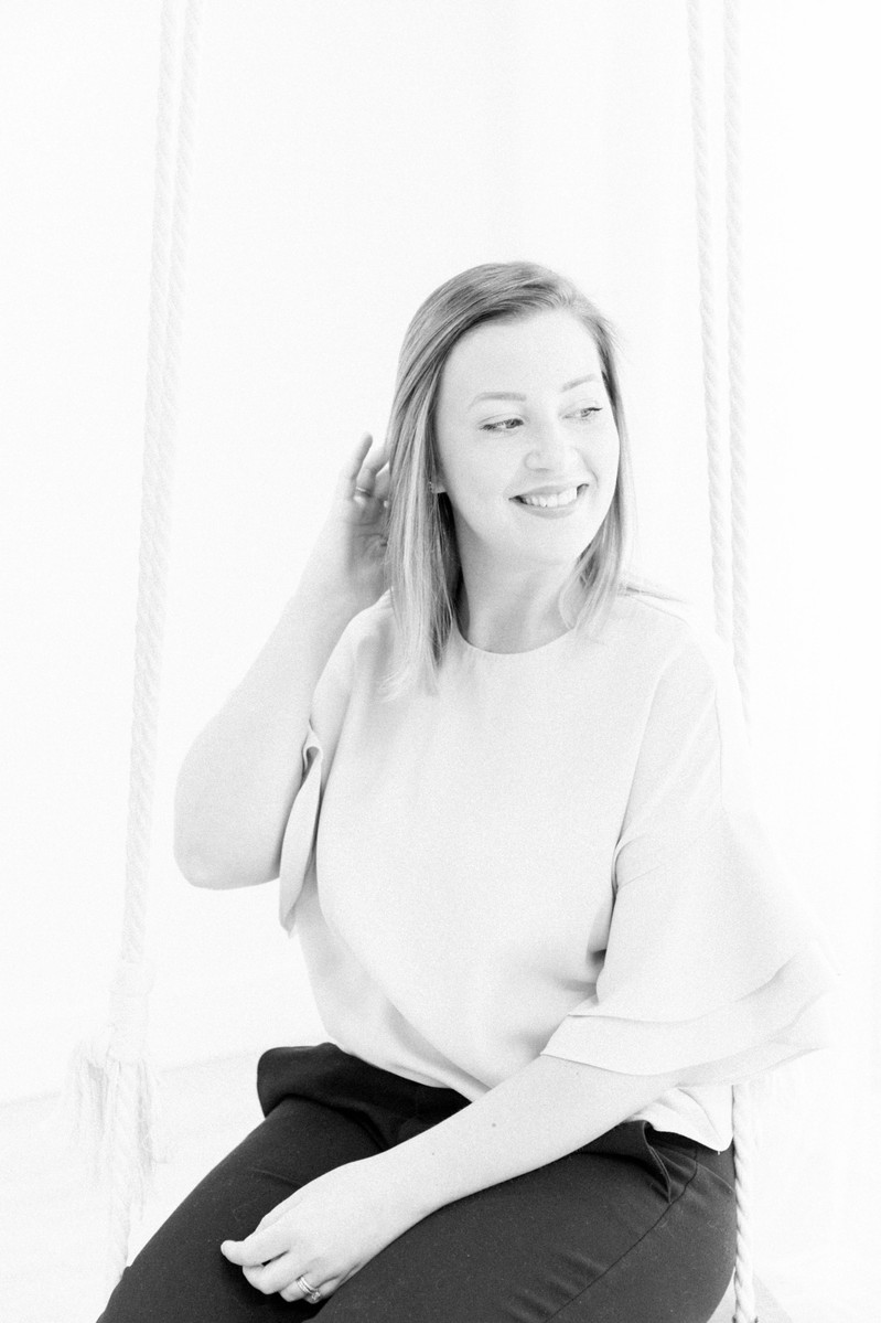 Black and white photo of woman on swing in studio, Emily VanderBeek Photography, Portrait and Family photography, Niagara Photographer, Champlain Photographer, Vaudreuil-Soulanges Photographer, candid photography, authentic photography.