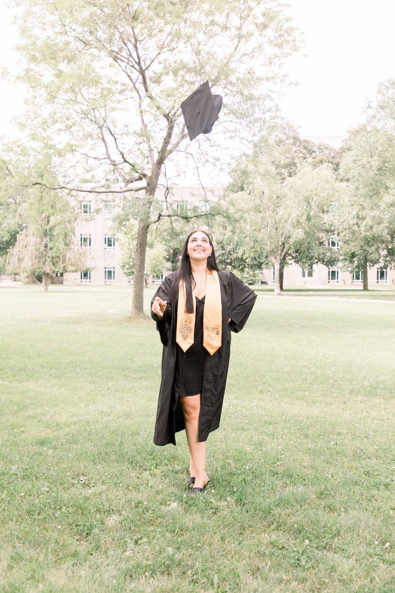 Graduation photo of woman throwing cap up in the air, Emily VanderBeek Photography, Portrait and Family photography, Niagara Photographer, Champlain Photographer, Vaudreuil-Soulanges Photographer, candid photography, authentic photography.
