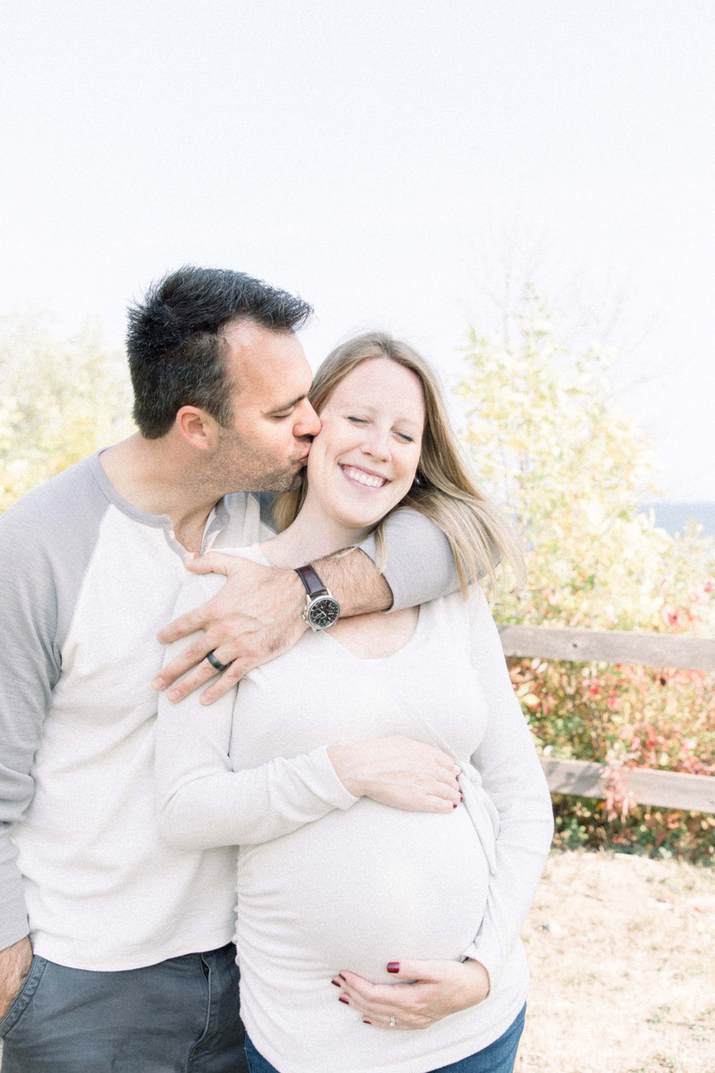 Maternity photo of man kissing woman on the cheek, Emily VanderBeek Photography, Portrait and Family photography, Niagara Photographer, Champlain Photographer, Vaudreuil-Soulanges Photographer, candid photography, authentic photography.