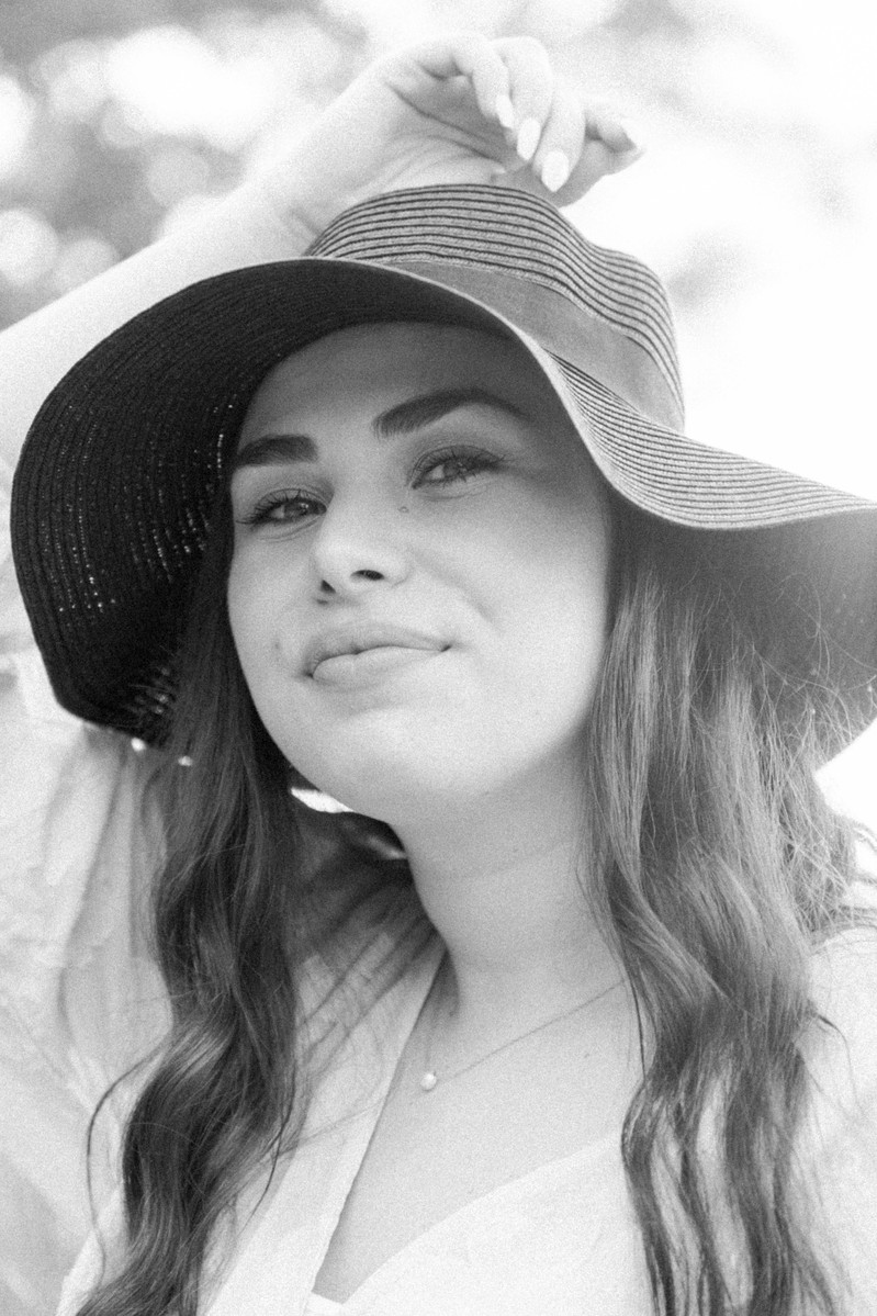 Black and white portrait of woman with a hat on the beach, Emily VanderBeek Photography, Portrait and Family photography, Niagara Photographer, Champlain Photographer, Vaudreuil-Soulanges Photographer, candid photography, authentic photography.