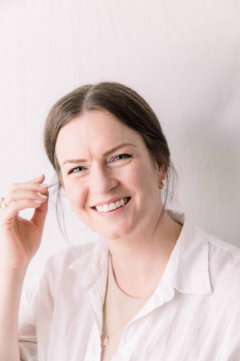 Portrait of woman playing with her hair and smiling at the camera, Emily VanderBeek Photography, Portrait and Family photography, Niagara Photographer, Champlain Photographer, Vaudreuil-Soulanges Photographer, candid photography, authentic photography.