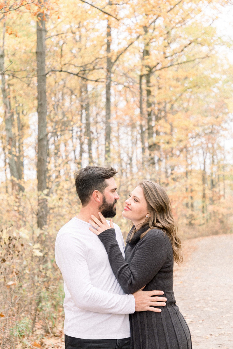 Candid portrait of man and woman hugging each other on fall trail, Emily VanderBeek Photography, Portrait and Family photography, Niagara Photographer, Champlain Photographer, Vaudreuil-Soulanges Photographer, candid photography, authentic photography.