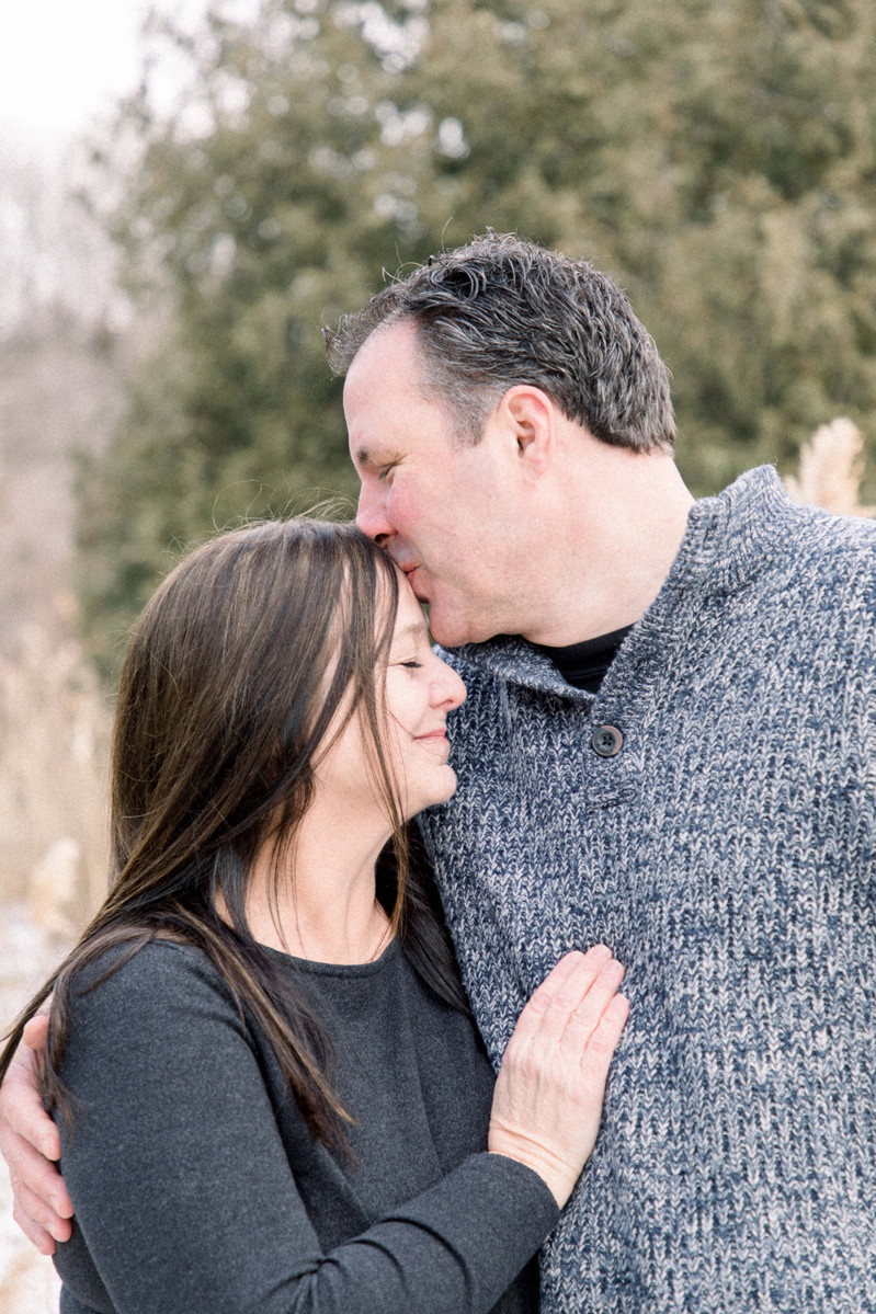 Photo of husband kissing wife on the forehead in a field, Emily VanderBeek Photography, Portrait and Family photography, Niagara Photographer, Champlain Photographer, Vaudreuil-Soulanges Photographer, candid photography, authentic photography.
