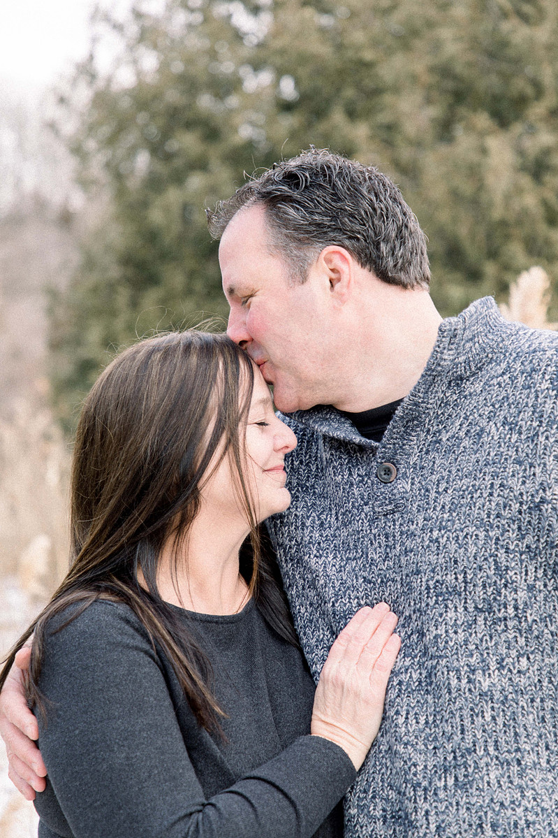 Photo of husband kissing wife on the forehead in a field, Emily VanderBeek Photography, Portrait and Family photography, Niagara Photographer, Champlain Photographer, Vaudreuil-Soulanges Photographer, candid photography, authentic photography.