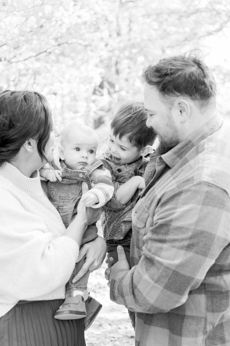 Black and white photo of a family of four. Emily VanderBeek Photography, Portrait and Family photography, Niagara Photographer, Champlain Photographer, Vaudreuil-Soulanges Photographer, candid photography, authentic photography.