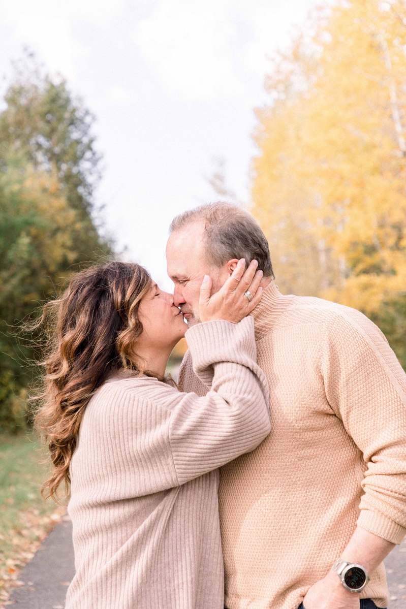 Portrait of couple kissing with beautiful fall background. Emily VanderBeek Photography, Portrait and Family photography, Niagara Photographer, Champlain Photographer, Vaudreuil-Soulanges Photographer, candid photography, authentic photography.