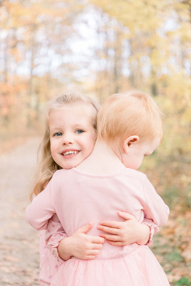 Candid portrait of two sisters hugging each other, Emily VanderBeek Photography, Portrait and Family photography, Niagara Photographer, Champlain Photographer, Vaudreuil-Soulanges Photographer, candid photography, authentic photography.