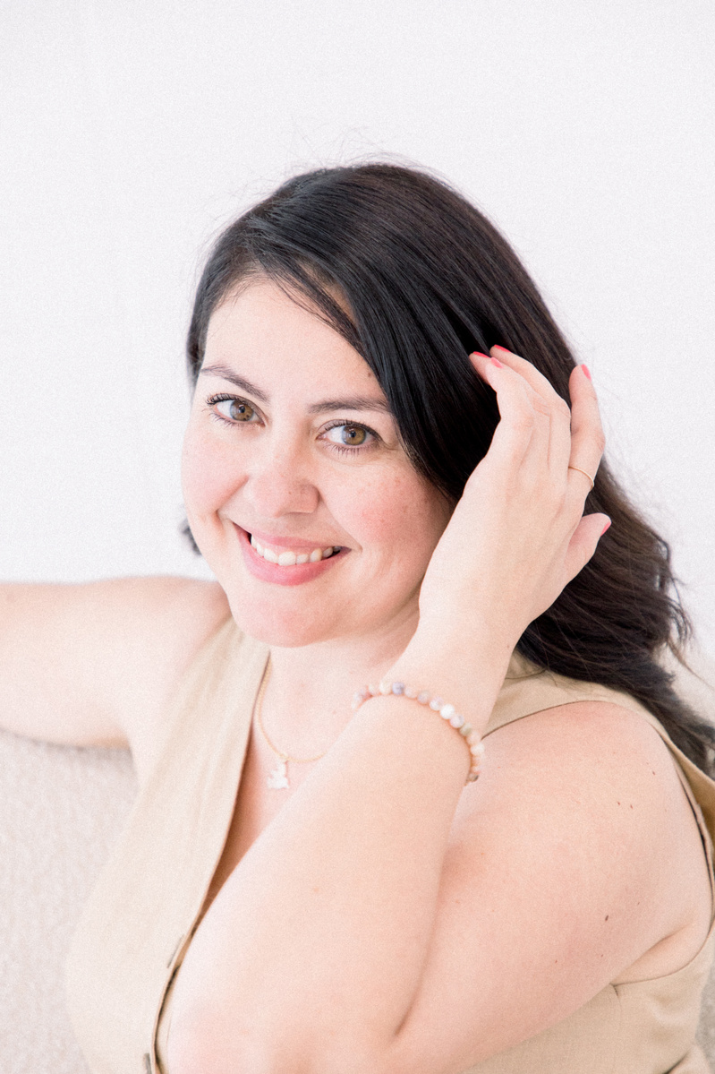 Portrait of woman in studio looking at camera and smiling, Emily VanderBeek Photography, Portrait and Family photography, Niagara Photographer, Champlain Photographer, Vaudreuil-Soulanges Photographer, candid photography, authentic photography.