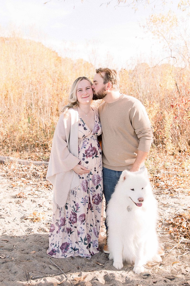 Family portrait of woman holding her belly and husband kissing cheek, Emily VanderBeek Photography, Portrait and Family photography, Niagara Photographer, Champlain Photographer, Vaudreuil-Soulanges Photographer, candid photography, authentic photography.