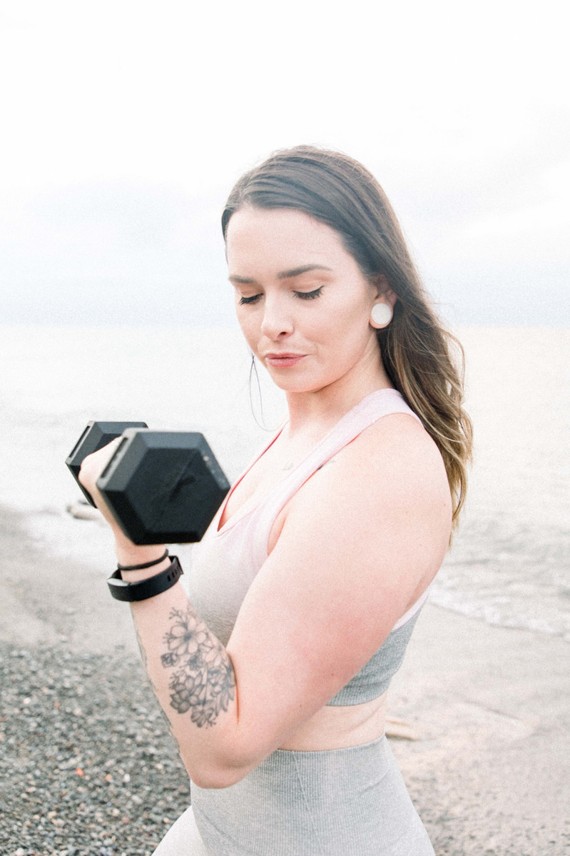 Portrait of woman lifting dumbbells on the beach, Emily VanderBeek Photography, Portrait and Family photography, Niagara Photographer, Champlain Photographer, Vaudreuil-Soulanges Photographer, candid photography, authentic photography.