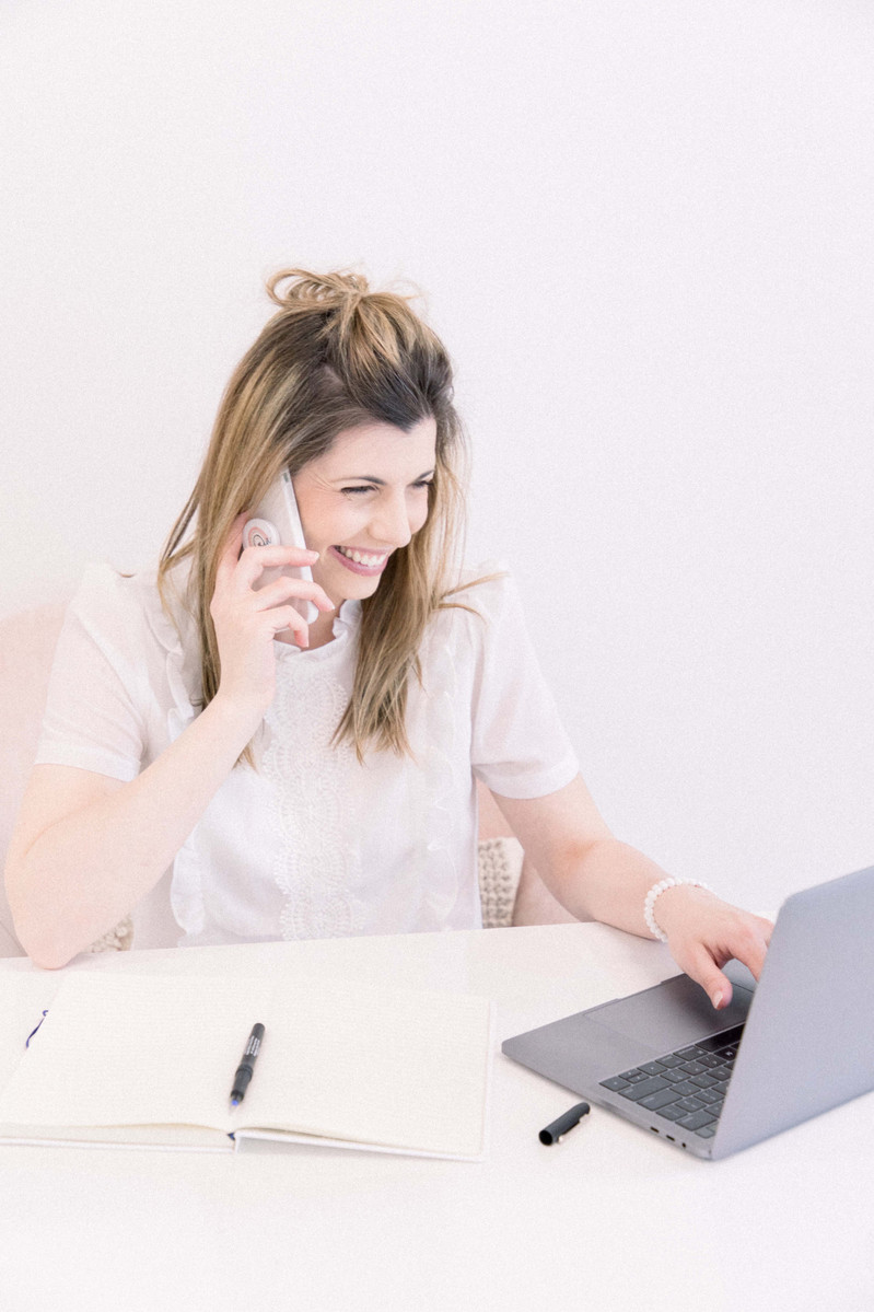 Photo of woman working on computer in studio, Emily VanderBeek Photography, Portrait and Family photography, Niagara Photographer, Champlain Photographer, Vaudreuil-Soulanges Photographer, candid photography, authentic photography.