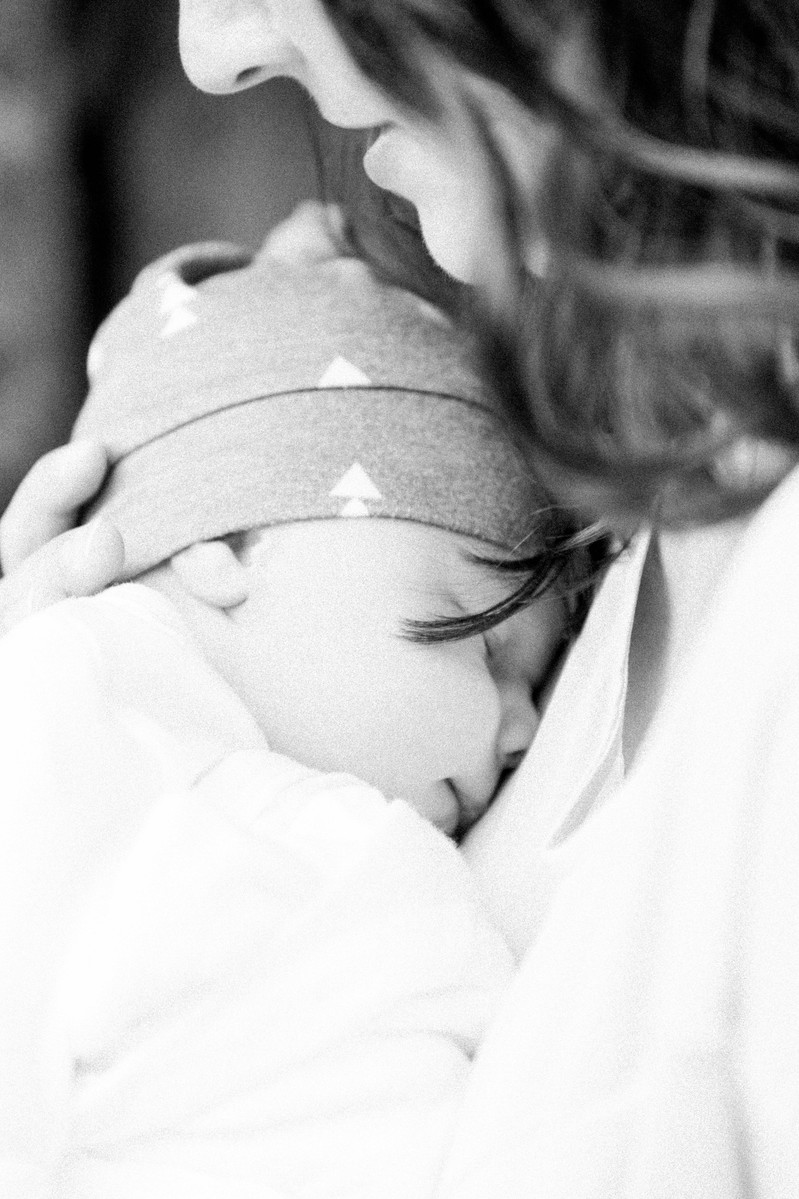 Black and white photo of mother holding baby boy, Emily VanderBeek Photography, Portrait and Family photography, Niagara Photographer, Champlain Photographer, Vaudreuil-Soulanges Photographer, candid photography, authentic photography.