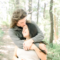 Maternity photo of man kissing woman on the forehead, Emily VanderBeek Photography, Portrait and Family photography, Niagara Photographer, Champlain Photographer, Vaudreuil-Soulanges Photographer, candid photography, authentic photography.