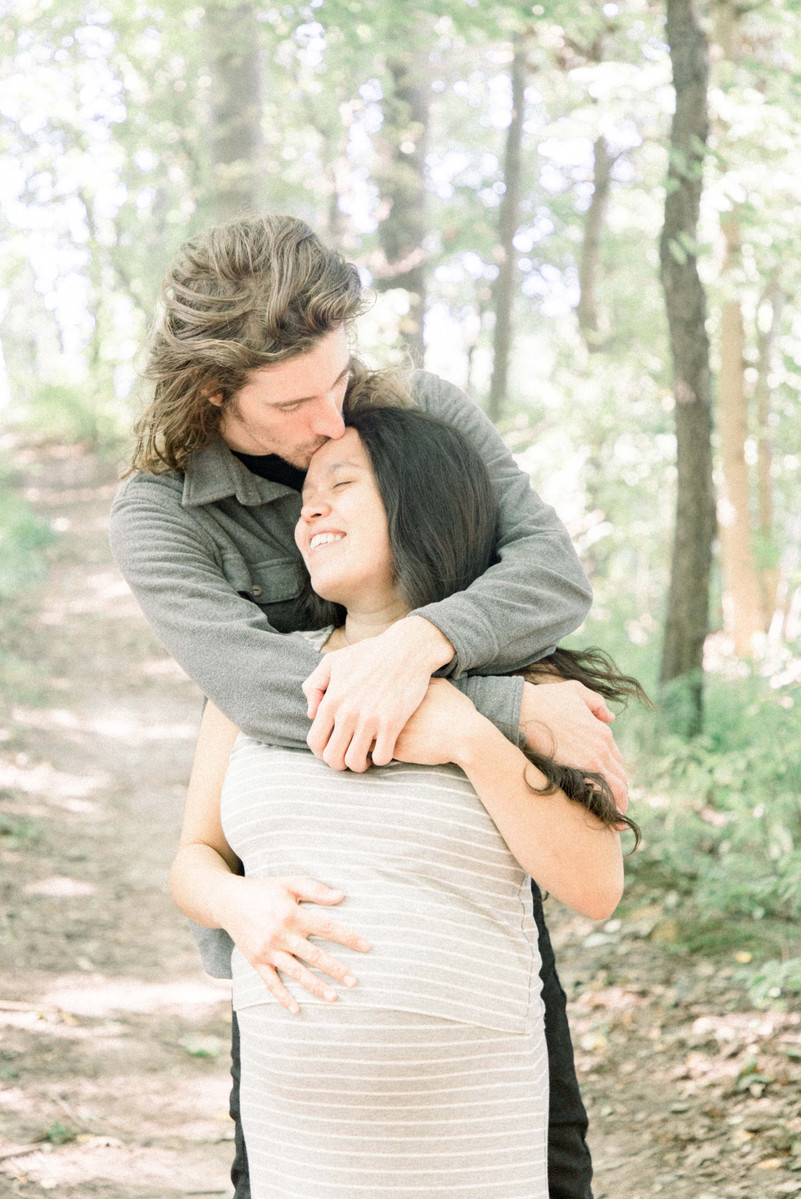 Maternity photo of man kissing woman on the forehead, Emily VanderBeek Photography, Portrait and Family photography, Niagara Photographer, Champlain Photographer, Vaudreuil-Soulanges Photographer, candid photography, authentic photography.
