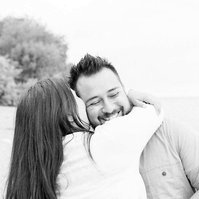 Black and white photo or couple hugging and laughing on the beach, Emily VanderBeek Photography, Portrait and Family photography, Niagara Photographer, Champlain Photographer, Vaudreuil-Soulanges Photographer, candid photography, authentic photography.
