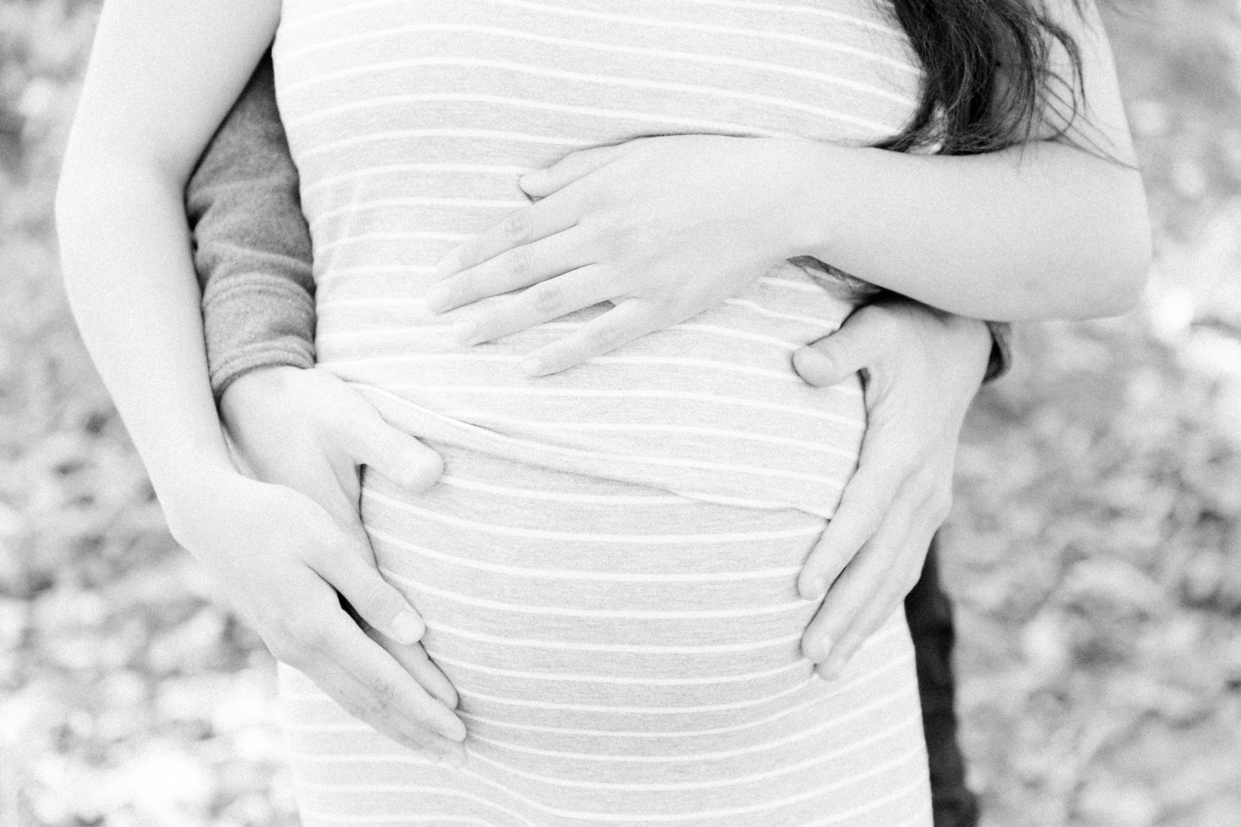 Black and white close up maternity photo of baby bump, Emily VanderBeek Photography, Portrait and Family photography, Niagara Photographer, Champlain Photographer, Vaudreuil-Soulanges Photographer, candid photography, authentic photography.