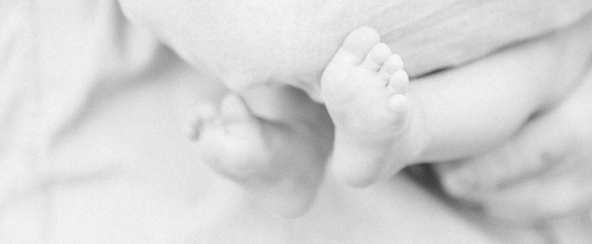 Black and white detailed photo of baby toes, Emily VanderBeek Photography, Portrait and Family photography, Niagara Photographer, Champlain Photographer, Vaudreuil-Soulanges Photographer, candid photography, authentic photography.