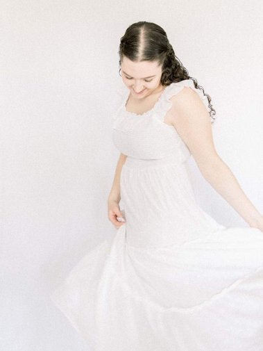 Portrait of woman twirling around in white dress, Emily VanderBeek Photography, Portrait and Family photography, Niagara Photographer, Champlain Photographer, Vaudreuil-Soulanges Photographer, candid photography, authentic photography.