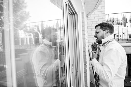 Danielle and Andrew's wedding; First look; John KOO Photography; Ketubah signing; Montreal Jewish wedding; Montreal Jewish wedding photographer; Shaare Zion Congregation; Table 51 restaurant MTL