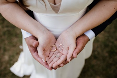 Danielle and Andrew's wedding; First look; John KOO Photography; Ketubah signing; Montreal Jewish wedding; Montreal Jewish wedding photographer; Shaare Zion Congregation; Table 51 restaurant MTL