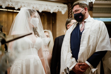 Danielle and Andrew's wedding; First look; John KOO Photography; Ketubah signing; Montreal Jewish wedding; Montreal Jewish wedding photographer; Shaare Zion Congregation; Table 51 restaurant MTL